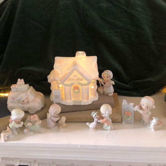 Precious Moments Other - Precious Moments Sugar Town post office set.  11 pieces. Christmas. No light.